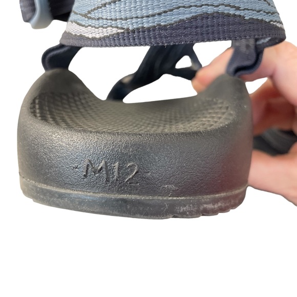 Adjusting straps are cut 1/2 length not for people with wide feet - Picture 11 of 11